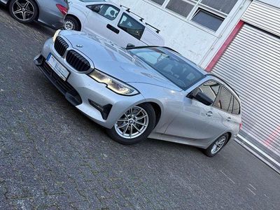 Glaciersilber Gebraucht 2020 BMW 320 Sport Line Kombi | 19.500 € (Teuer)