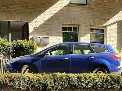 Usata Ford Focus Ambiente 101 CV (74 kW) 2014 Blu Berlina