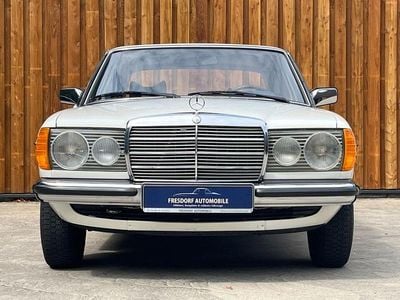 Gebraucht Mercedes 240 72 PS (52 kW) 1979 Violet Limousine