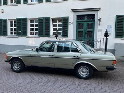 Usata Mercedes 230 136 CV (100 kW) 1981 Verde Berlina