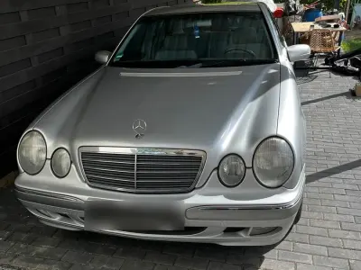 Second-hand Mercedes E220 143 CP (105 kW) 2000 Argintiu Berlinǎ