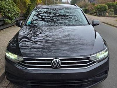 Gebraucht VW Passat Basis 150 PS (110 kW) 2022 Grau Kombi