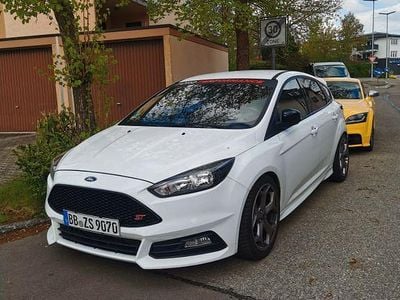 Usata Ford Focus ST 250 CV (183 kW) 2016 Bianco Berlina