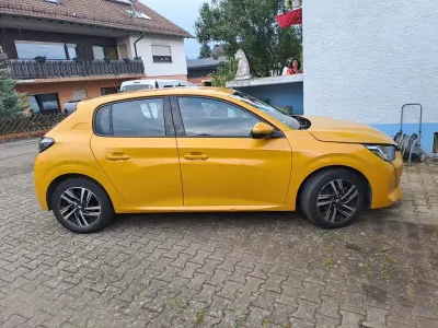 Gebraucht Peugeot 208 Active 101 PS (74 kW) 2020 Gelb Kleinwagen