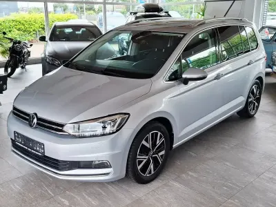 Gebraucht VW Touran Highline 150 PS (110 kW) 2022 Silber Van / Kleinbus