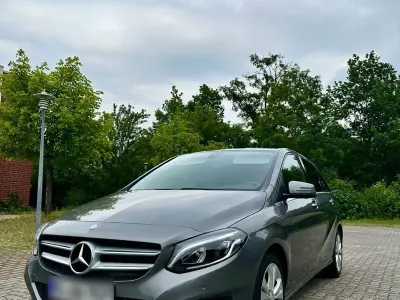 Gebraucht Mercedes B180 Urban 122 PS (89 kW) 2015 Grau Kleinwagen