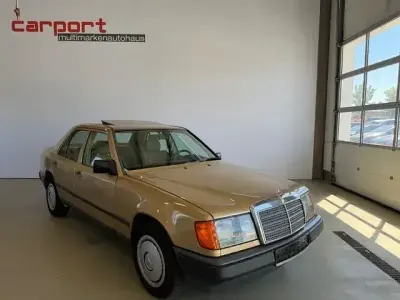 Gebraucht Mercedes 230 132 PS (97 kW) 1988 Gold Limousine