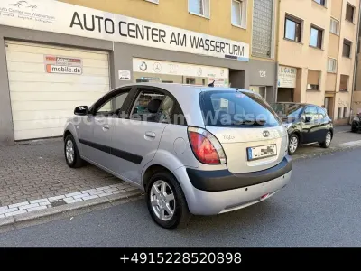 Gebraucht Kia Rio Basis 97 PS (71 kW) 2009 Silber Limousine