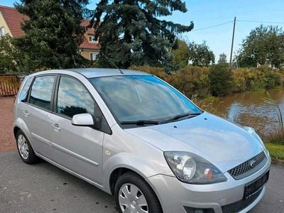Gebraucht Ford Fiesta 70 PS (51 kW) 2008 Silber Limousine
