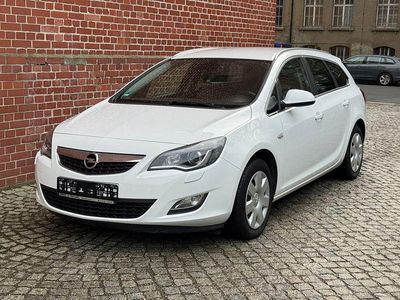Weiß Gebraucht 2012 Opel Astra Edition Kombi | 5.499 € (Fairer Preis)