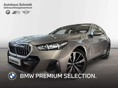 Gebraucht BMW 520 M Sport 197 PS (144 kW) 2024 Oxidgrau ii metallic Limousine