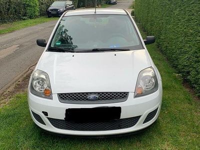 Gebraucht Ford Fiesta Ambiente 60 PS (44 kW) 2006 Weiß Kleinwagen