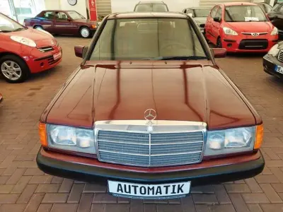 Używany Mercedes 190 Avantgarde 109 KM (80 kW) 1992 Czerwony Sedan/Limuzyna