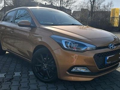 Gebraucht Hyundai i20 Trend 101 PS (74 kW) 2015 Orange Kleinwagen