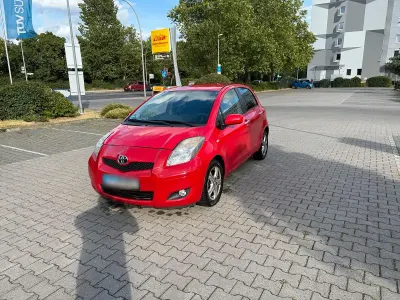 Gebraucht Toyota Yaris Life 101 PS (74 kW) 2011 Rot Kleinwagen