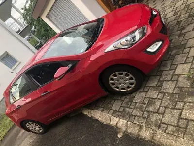 Gebraucht Hyundai i30 Classic 99 PS (72 kW) 2013 Rot Limousine