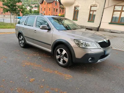 Gebraucht Skoda Octavia Scout 140 PS (102 kW) 2013 Gelb Kombi