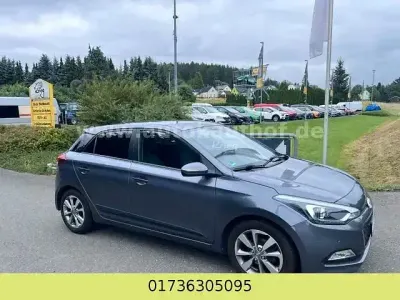 Gebraucht Hyundai i20 Style 101 PS (74 kW) 2017 Grau Limousine