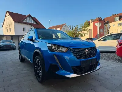 Gebraucht Peugeot e-2008 Allure 100 kW (136 PS) 2021 Blau SUV
