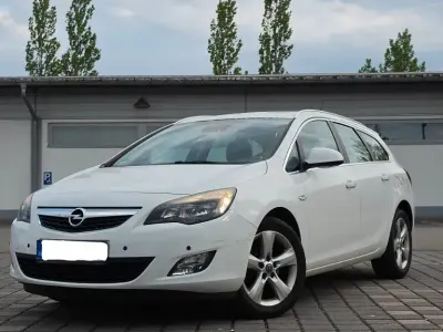 Gebraucht Opel Astra Edition 165 PS (121 kW) 2012 Weiß Kombi