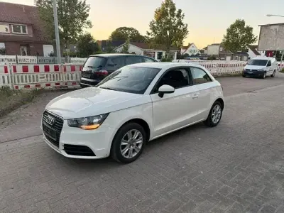 Gebraucht Audi A1 Attraction 103 PS (75 kW) 2012 Weiß Kleinwagen