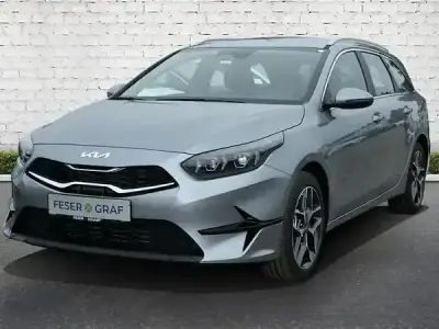 Gebraucht Kia Ceed 140 PS (102 kW) 2025 Lunarsilber metallic Kleinwagen