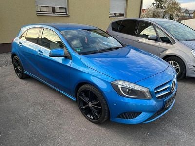 Gebraucht Mercedes A180 122 PS (89 kW) 2013 Blau Limousine