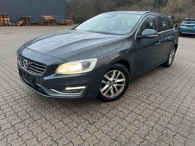 Grau Gebraucht 2015 Volvo V60 Momentum Kombi | 4.500 €