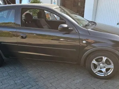 Używany Opel Corsa 59 KM (43 kW) 2004 Czarny Hatchback