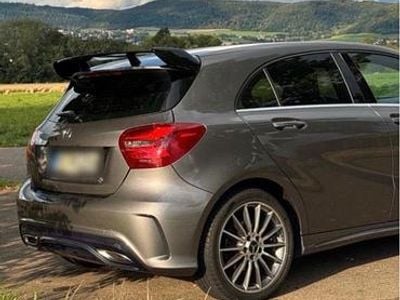 Usata Mercedes A180 AMG line 122 CV (89 kW) 2015 Verde Utilitaria