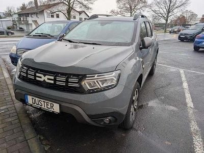 Grau (städtisches grau) Gebraucht 2024 Dacia Duster Journey | 23.990 € (Guter Preis)