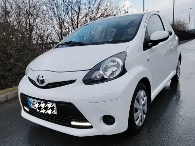 Używany Toyota Aygo Cool 68 KM (50 kW) 2014 Biały Hatchback