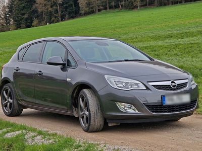 gebraucht Opel Astra 1.4 Turbo Design Edition , AHK, 8f bereift