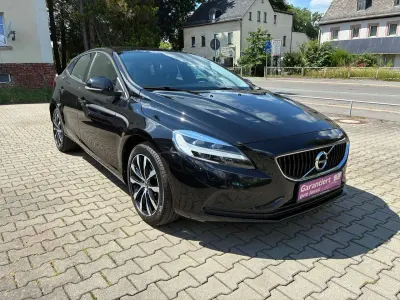 Gebraucht Volvo V40 Momentum 120 PS (88 kW) 2019 Onyx black / metallic Kombi