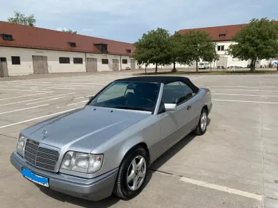 Gebraucht Mercedes E220 150 PS (110 kW) 1994 Silber Cabrio