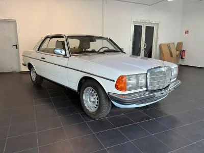 Gebraucht Mercedes 230 109 PS (80 kW) 1979 Weiß Coupé