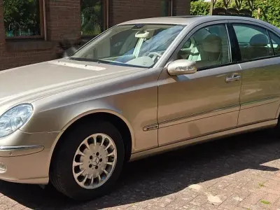 Gebraucht Mercedes E240 Elegance 177 PS (130 kW) 2002 Gold Limousine