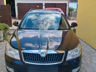 Gebraucht Skoda Octavia Family 105 PS (77 kW) 2011 Schwarz Kombi