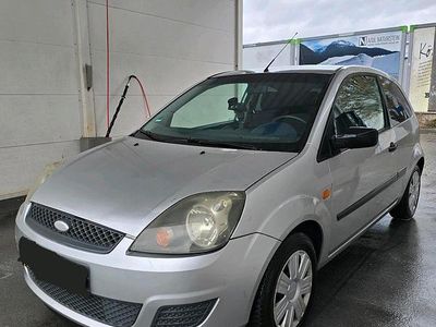 Gebraucht Ford Fiesta Ambiente 70 PS (51 kW) 2005 Silber Kleinwagen