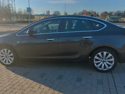 Gebraucht Opel Astra Innovation 140 PS (102 kW) 2012 Grau Limousine