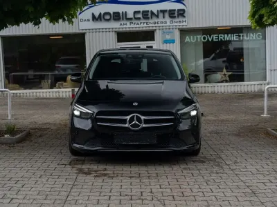 Używany Mercedes B200 150 KM (110 kW) 2020 Czarny Minivan