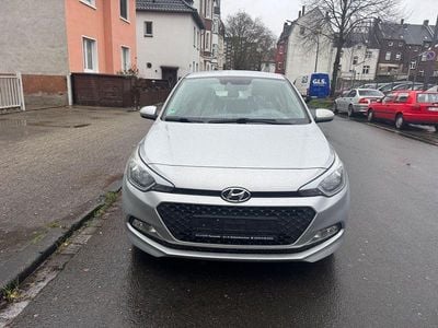 Gebraucht Hyundai i20 84 PS (61 kW) 2015 Silber Kleinwagen