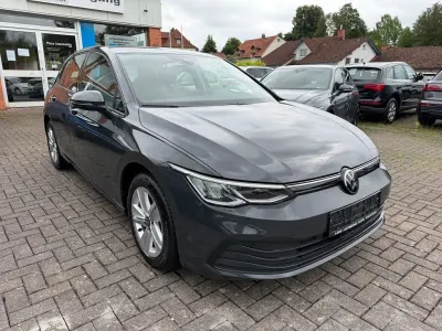 Gebraucht VW Golf VIII Life 116 PS (85 kW) 2024 Grau Limousine