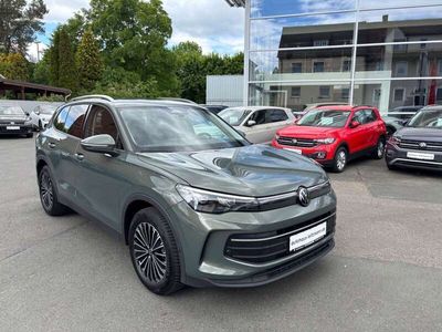 Gebraucht VW Tiguan Life 150 PS (110 kW) 2024 Grün SUV