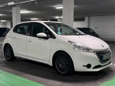 Gebraucht Peugeot 208 82 PS (60 kW) 2014 Weiß Kleinwagen