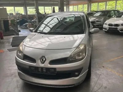 Gebraucht Renault Clio 89 PS (65 kW) 2007 Silber Kleinwagen