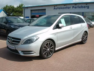 Gebraucht Mercedes B200 Night 156 PS (114 kW) 2012 Silber Van / Kleinbus