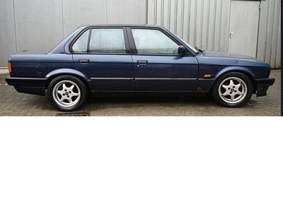 Lazurblau (metallic) Gebraucht 1991 BMW 318 Shadowline Limousine | 1.999 €