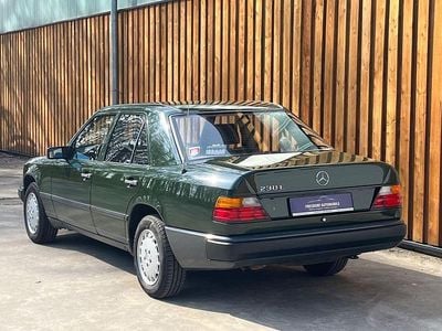 Gebraucht Mercedes E230 132 PS (97 kW) 1986 Grün Limousine