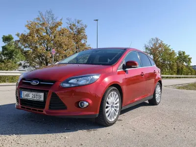 Gebraucht Ford Focus Titanium 125 PS (91 kW) 2013 Rot Limousine